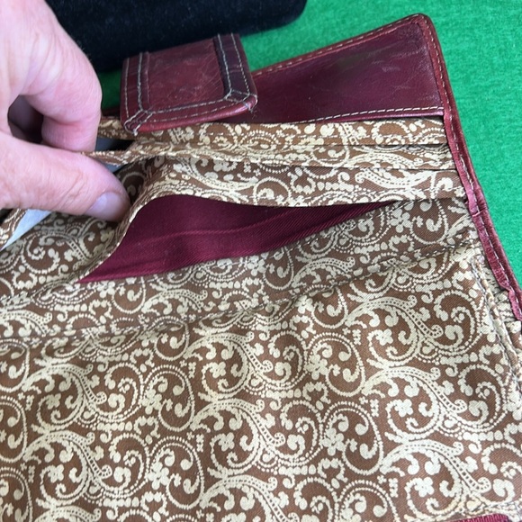 FOSSIL VINTAGE IN RICH RED LEATHER LONG WALLET - Picture 9 of 15